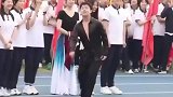 男生在运动会上自信展示拉丁舞，引得全校师生注目