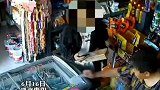 湖北枣阳：胆子忒大！老板刚说有人拿烟不给钱，小伙立马拿烟就跑