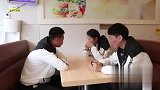 三个同学分一个汉堡，结果女同学想办法每人一口轮着吃