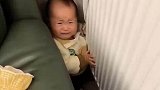 小朋友在床上玩耍，不注意掉进床缝里