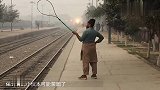 巴基斯坦信号灯系统升级怎么办？用球拍传递信息，简单粗暴！
