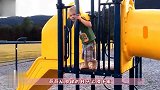 哥哥从滑梯柱子上滑下来，弟弟模仿哥哥，不料接下来一幕笑翻众人