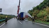 黄浮高速安徽段一装载烟花爆竹货车发生交通事故 致1死2伤
