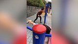 是这么玩的吗？这位大妈是不是对健身器材有什么误解？