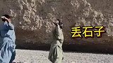当地人的风俗，为什么丢石头呢