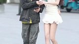 给的什么？小姐姐这么高兴？