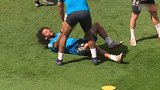 宝宝跌倒了要胖虎扶起来 皇马赛前训练队宠又成焦点