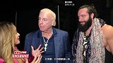 WWE-18年-世界巡演花絮：Starrcade特别节目 弗莱尔后台采访自称伊莱亚斯忠实粉丝-花絮