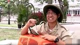 国外恶搞，捕蛇人提醒路人有条蛇走失了，蛇从树上掉下吓坏路人