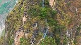 悬崖村钢梯上碰到彝族奶奶背着孩子上山，太不容易了吧