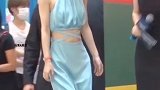 赵丽颖久违的健身成果，淡蓝色露腰裙突显A4腰这身材绝了！