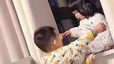 哥哥抱妹妹下窗台，一个敢抱一个敢下
