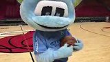 现在吉祥物都这么秀了？月彻斯特背对篮筐半场出手命中