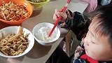 吃早饭的时候，嫂子特地煮了蛋给我们娘仨吃，嫂子对我们真好