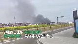 江苏泰州一洗浴中心突发火灾，大火吞噬店面，黑烟滚滚弥漫天空