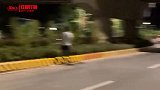 猩猩配合一下不行吗这么多人看着呢