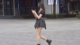 进入初秋时尚女孩流行这样穿搭露脐装，经典的黑白是首选，真好看