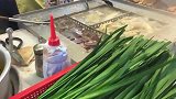 香港街头美食，上汤大肠猪红韭菜，口舌生津!