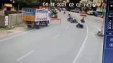 道路突然爆炸，摩托车瞬间消失
