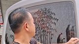 栩栩如生！8月17日安徽芜湖 面包车后窗落满灰尘，大叔随手画了一片毛竹