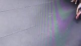男子表演空翻速度太快，不料裤子跟不上了