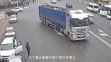 车头瞬间报废，可见两车猛撞的冲击力多强！