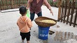 老妈准备做手工豆腐，闺蜜小敏从县城回来，称赞新厨房做饭好安逸