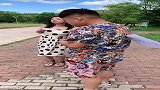 奇怪，大街上的人怎么都看我