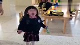 小情人第一天上幼儿园，来接她时出现这一幕，莫名感觉有点心疼！