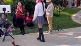 大妈路边跳舞身材似少女，转身后网友都惊呆了，背影赢天下