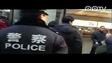 警察在疏散苹果三里屯店的人群