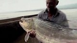 男子钓到一条怪鱼，僵持一个多小时后，终于原形毕露