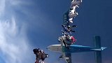 近日，武汉45名跳伞队员在空中拼成五星红旗 跳伞