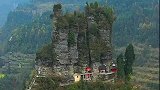 贵州一座奇特的山峰，下面竟然还建有房子