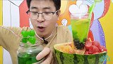 眼镜哥吃“西瓜水果爆爆珠火锅”，品种多样颜值高，边吃边喝过瘾
