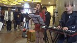 创造101小姐姐许靖韵香港街头翻唱苏打绿歌曲《小情歌》