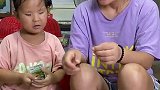 谁让你不分给我一个手掌糖，那我就把你的手掌糖全拿走