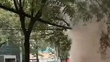 陕西咸阳一供热管道突然爆裂 路面塌陷蒸汽喷涌数米高