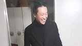 不知道费了多少口舌才说的答应配合一下了，这经典的姿势太搞笑了。