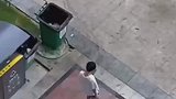 男孩玩手机入迷错乱瞬间，丢垃圾把手机丢了浑然不知