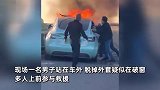 上海一特斯拉高速撞护栏起火，过路司机合力破窗救人，官方通报