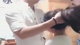 萌娃小情人都这么大了，爸爸还这样给闺女梳头，老娘都没这待遇