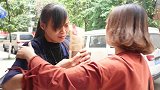 母亲痴痴傻傻，女儿照顾的疲惫不堪！妈妈的几颗糖温暖了人心。