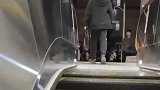 79岁的爷爷每天在地铁站接孙女下班回家