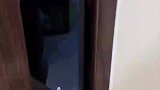 开门发现隔壁大哥睡楼道，大哥应该是触犯天条了