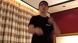 这是什么骚操作？赵继伟房间内弹力球训练 自嘲打久了感觉很二