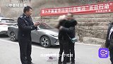 在警方的帮助下，他与母亲跨越了36年重逢