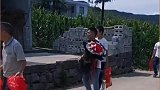 新郎捧着鲜花来订婚，竟然无视新娘