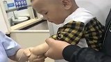 带孙子去医院打针，结果孙子不按套路出牌，原谅我笑翻了