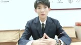 王源手握影帝影后奖杯，摆手动作太真实